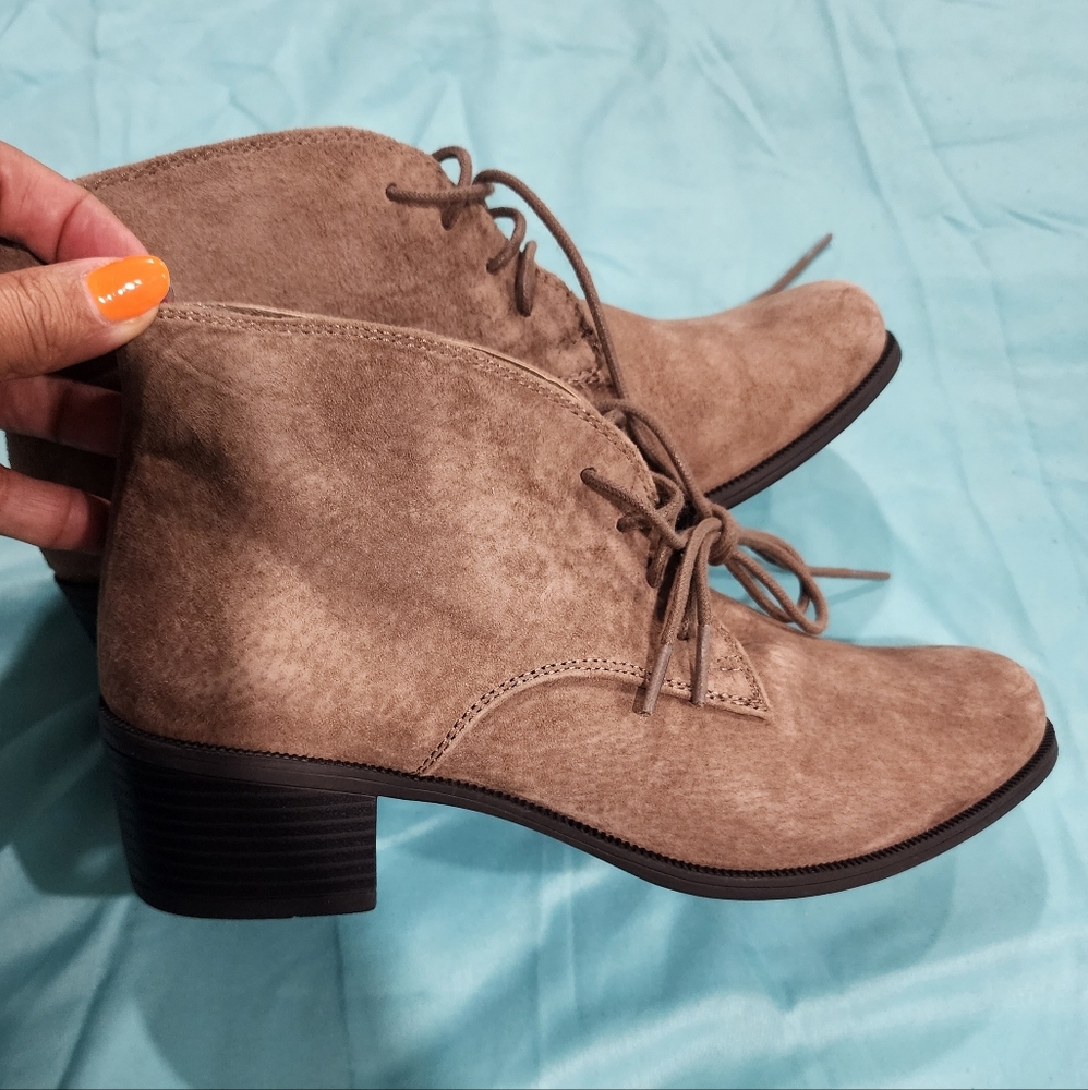 NWOT White Mountain Tan Suede Lace-up Boots Size 9